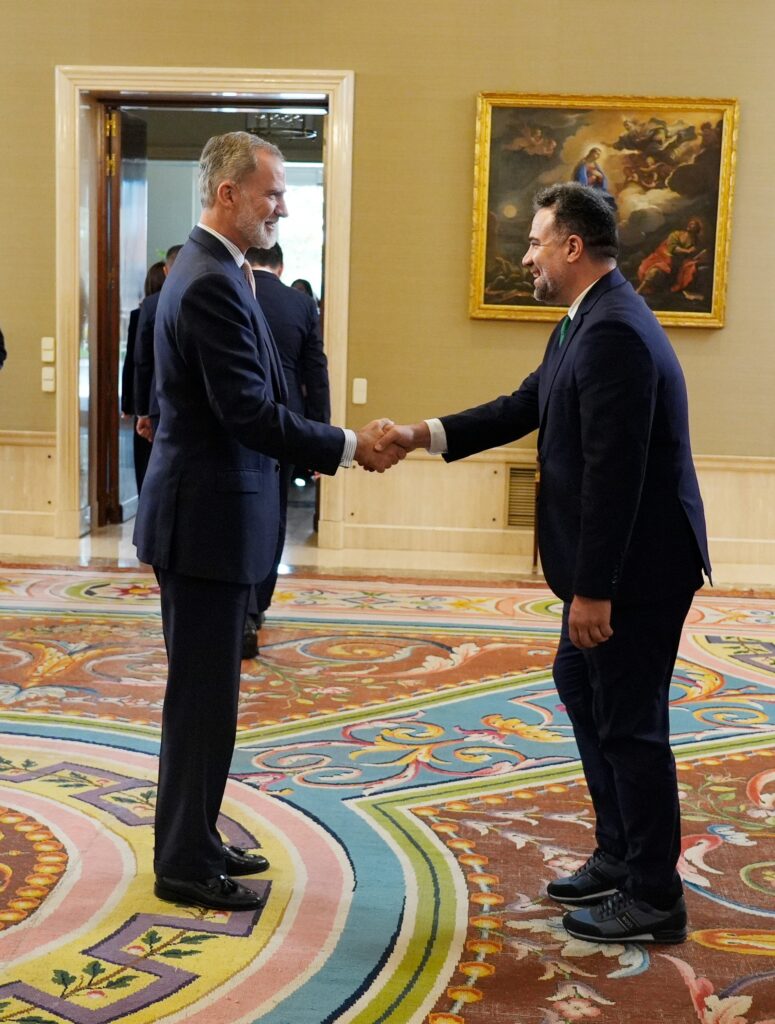 Carlos Cabezas saluda la Rey Felipe VI.